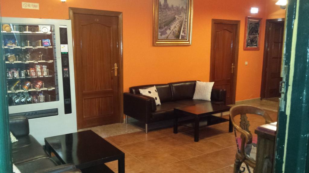 Hostal Rico Madrid Bagian luar foto