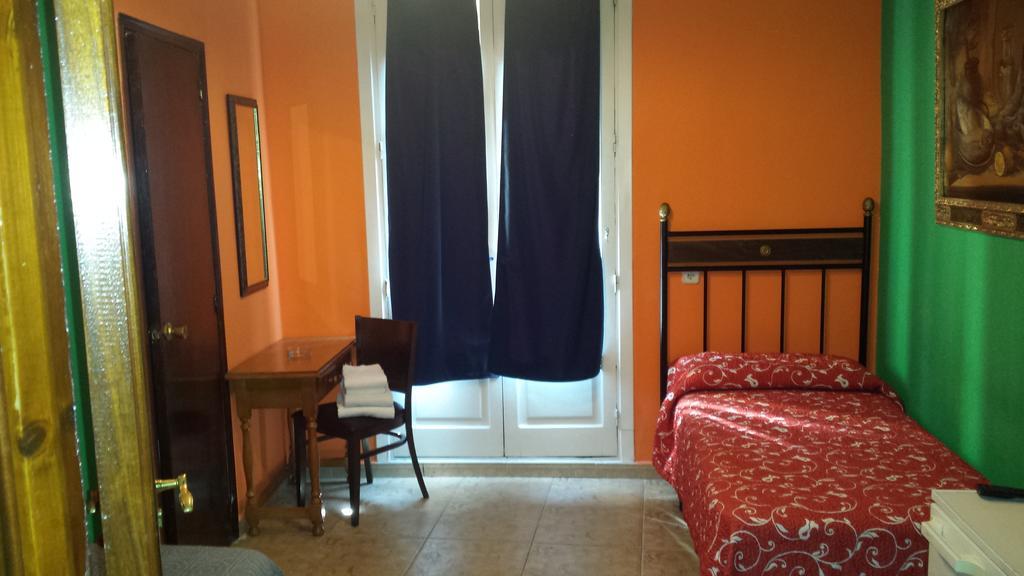 Hostal Rico Madrid Bagian luar foto