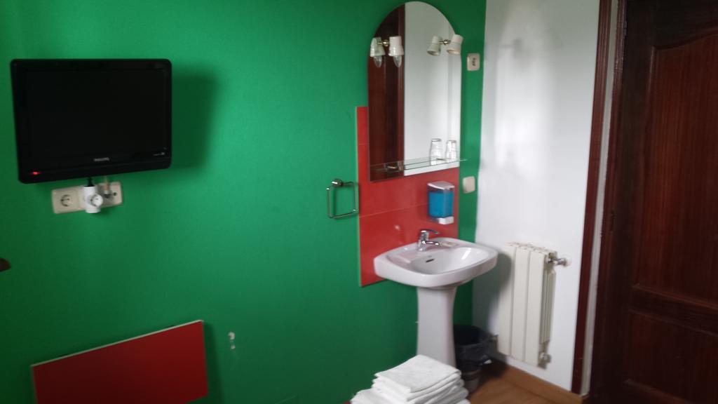 Hostal Rico Madrid Bagian luar foto