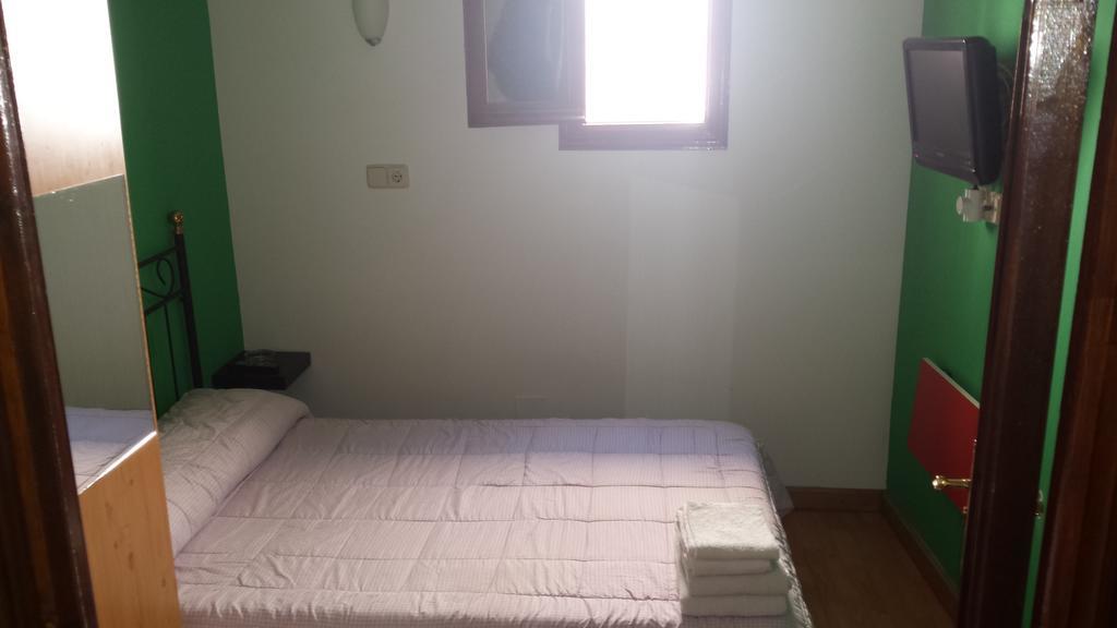Hostal Rico Madrid Bagian luar foto