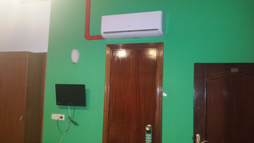 Hostal Rico Madrid Bagian luar foto