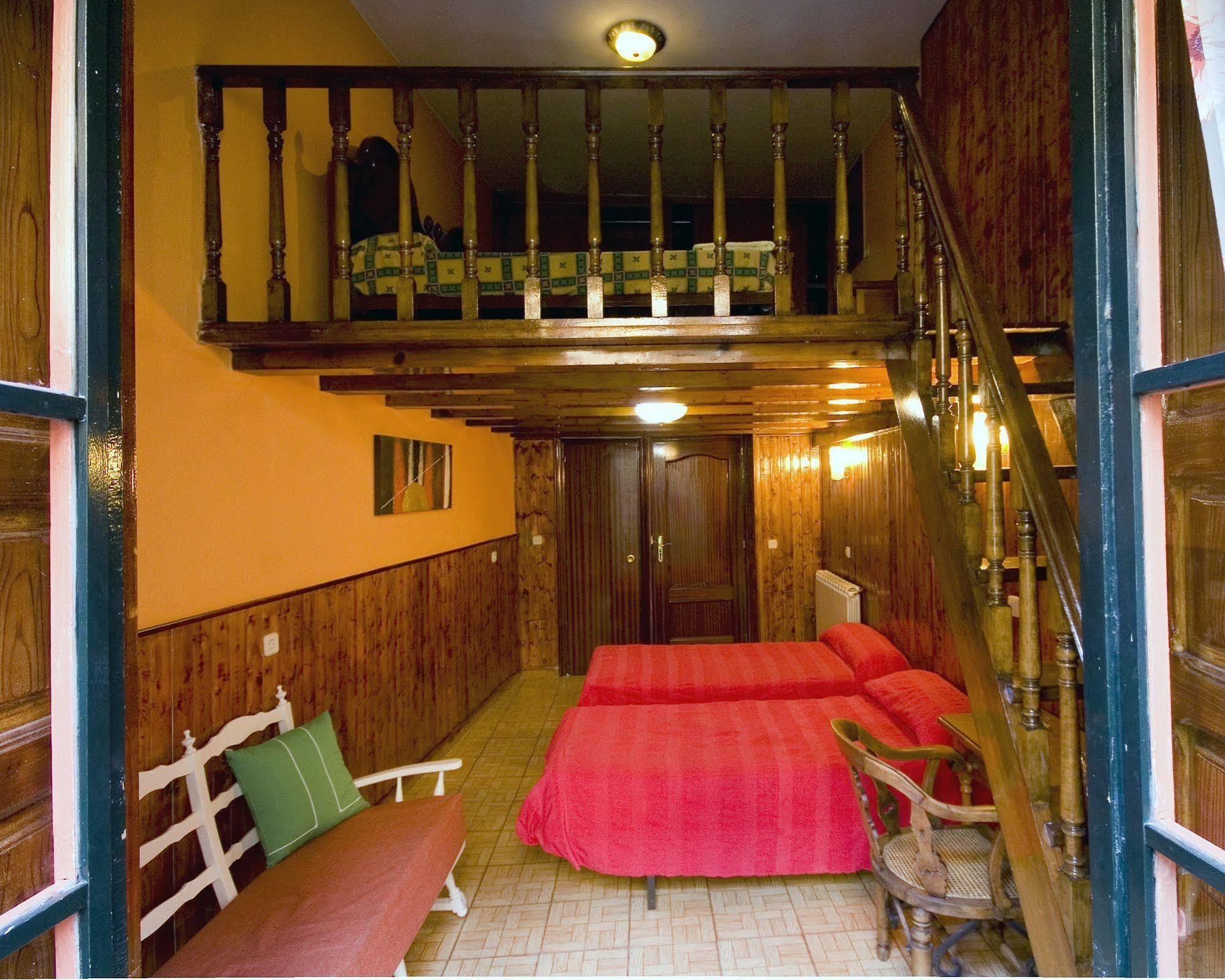 Hostal Rico Madrid Bagian luar foto