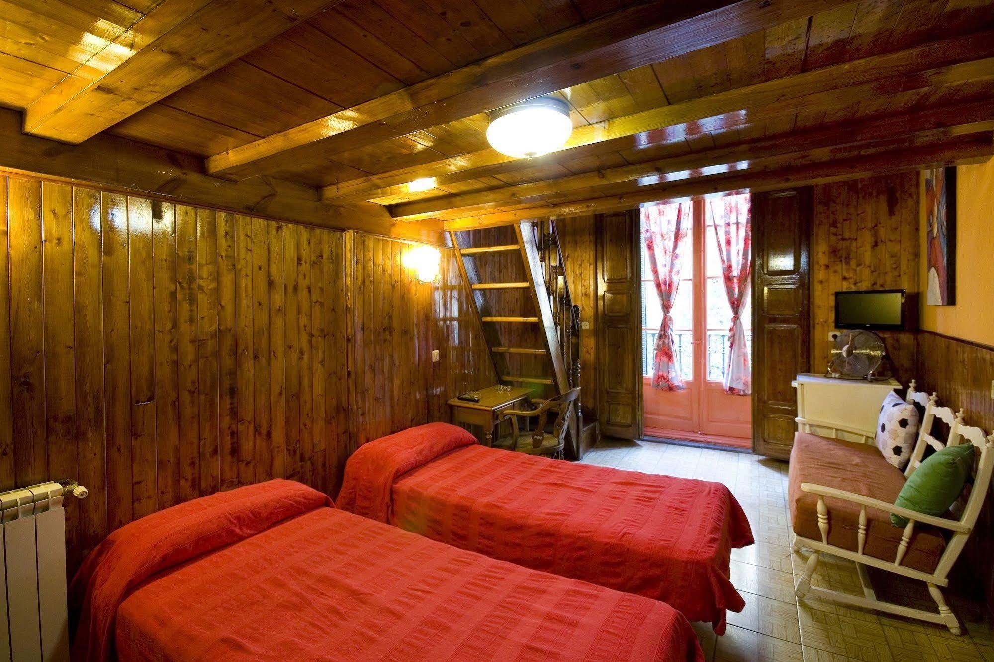Hostal Rico Madrid Bagian luar foto