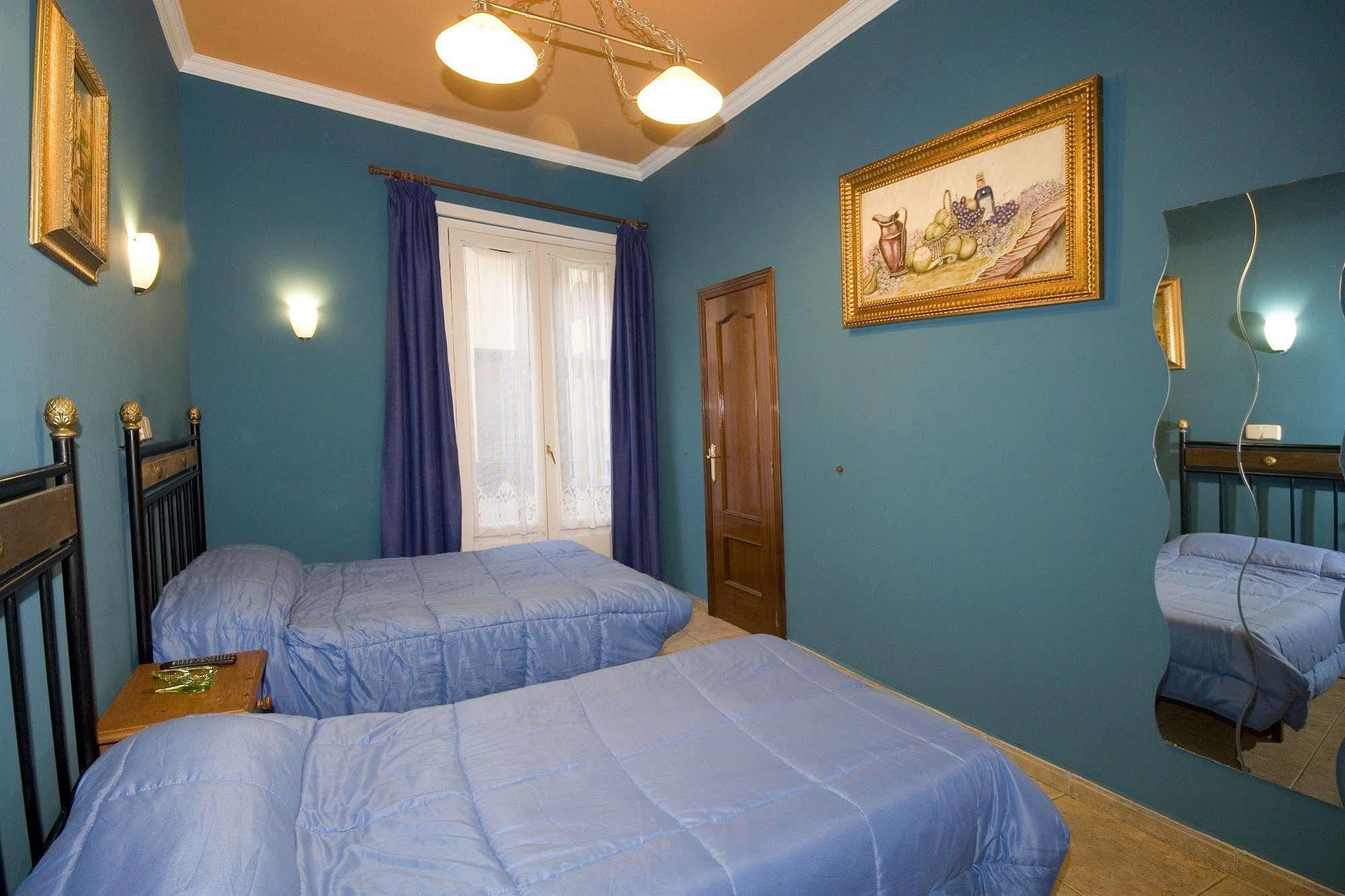 Hostal Rico Madrid Bagian luar foto