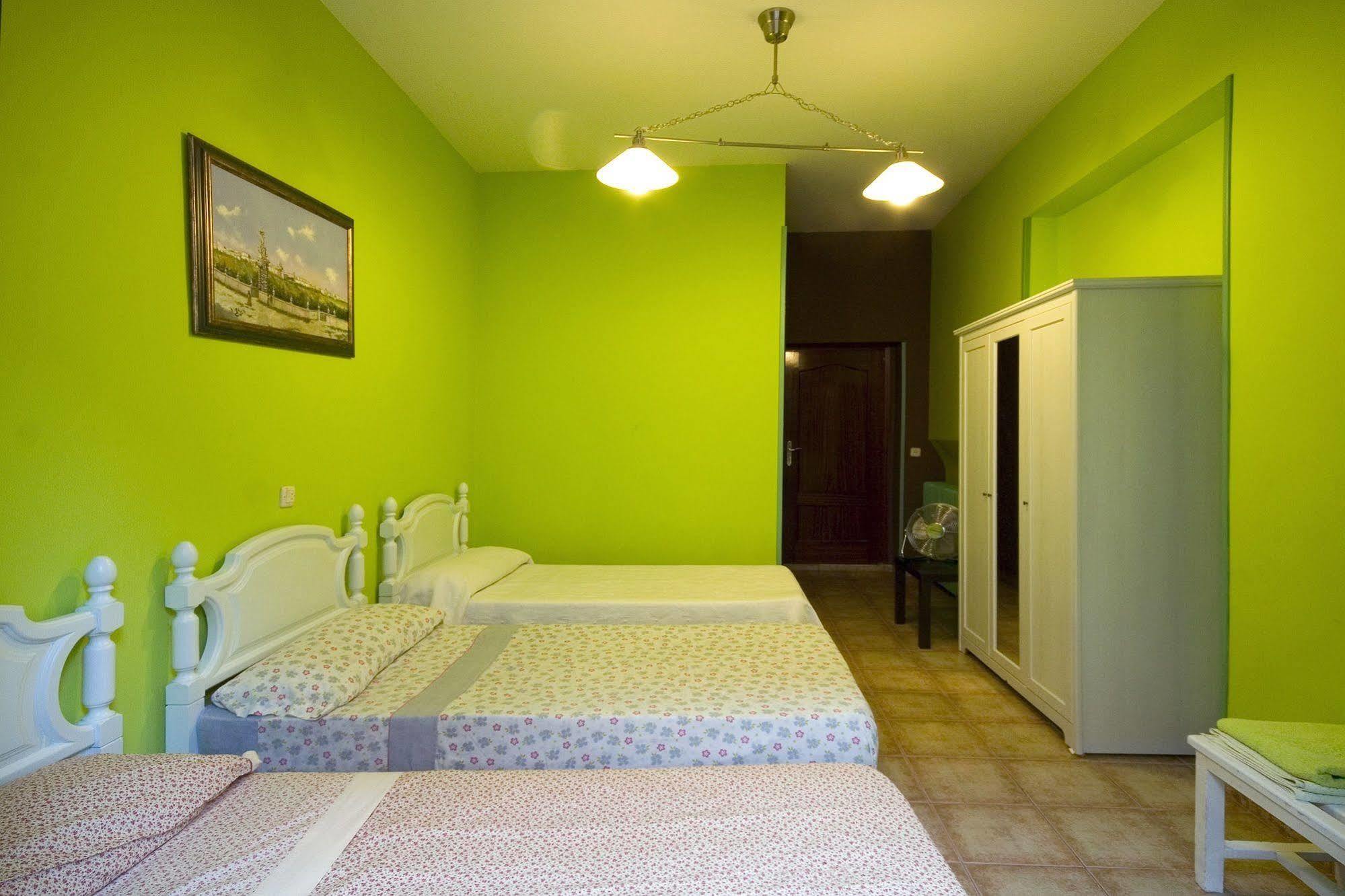 Hostal Rico Madrid Bagian luar foto